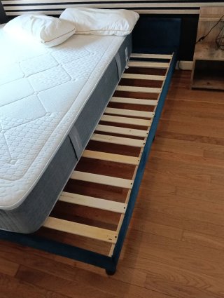 Somier de terciopelo y cabecero azul