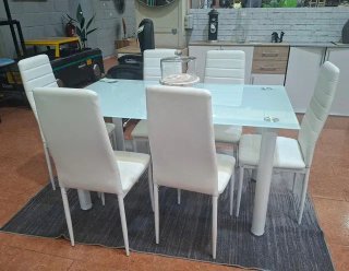 Mesa de comedor y 6 sillas blancas