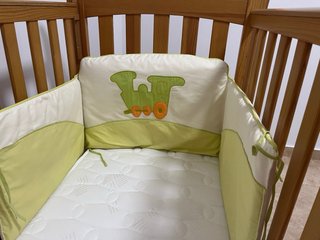 Cuna con ruedas  + colchon nuevo + proteccion