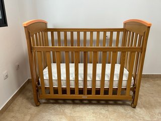 Cuna con ruedas  + colchon nuevo + proteccion