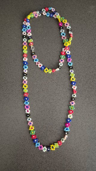 Collana fatta a mano con fiori colorati