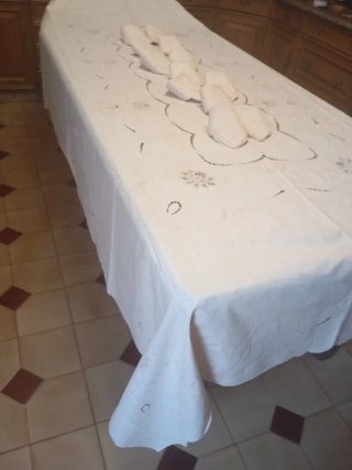 Mantelería bordada a mano nueva