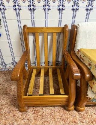 Sofá y 2 sillones de madera maciza.