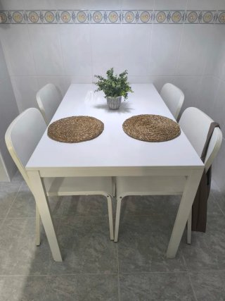 Mesa y 4 sillas de cocina blancas