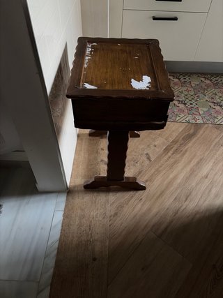 Costurero de madera  pintado bien cuidado