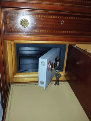 Armario con caja fuerte oculta