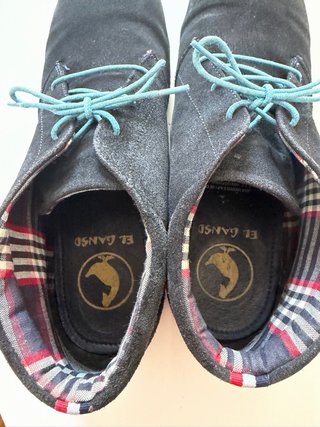 Botas de ante con cordones azules