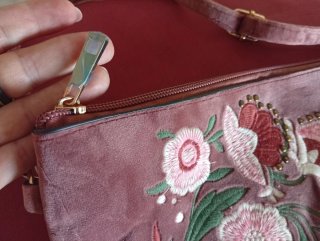 Bolso bordado rosa y rojo