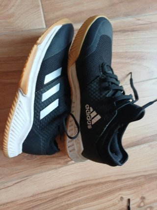 Zapatillas Adidas Negras y Blancas
