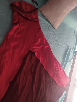 Vestido de fiesta rojo con pedrería