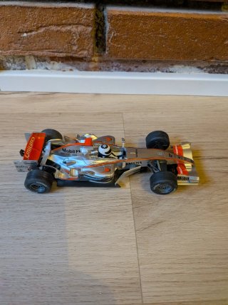 Coche Scalextric McLaren MP4-21 Kimi Räikkönen