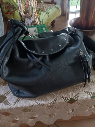 Borsa vera pelle con borchie nera