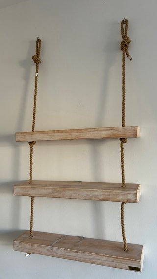 Estantería colgante de madera maciza de pino.