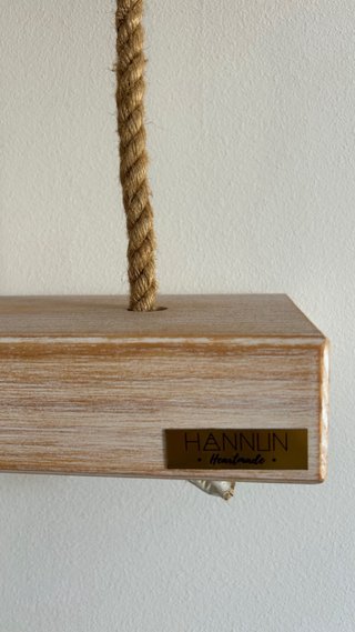 Estantería colgante de madera maciza de pino.