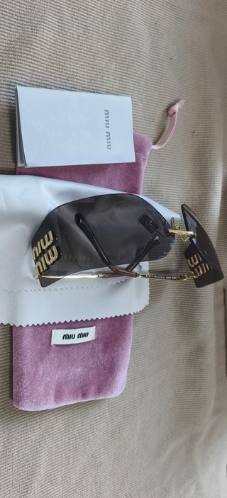Gafas de sol Miu Miu negras y doradas