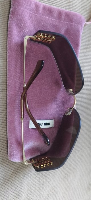 Gafas de sol Miu Miu negras y doradas