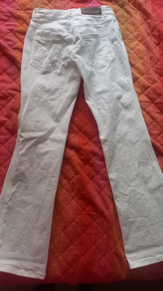 Jeans bianchi vita bassa gamba larga svasata