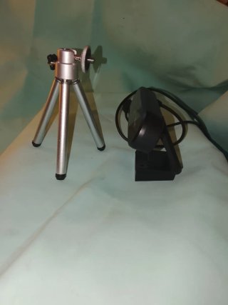 Trípode y Webcam Trust