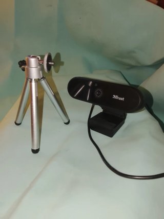 Trípode y Webcam Trust