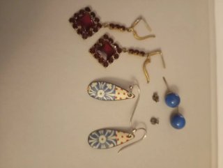 Pendientes de bisutería con piedras rojas