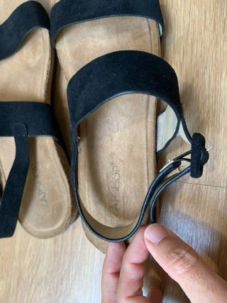 Sandalias negras y marrones