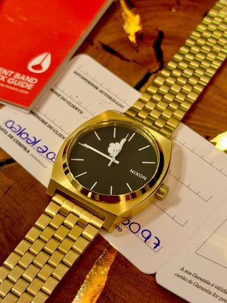 Reloj Nixon Mickey Mouse Dorado