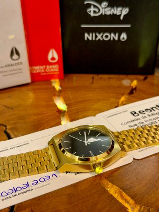 Reloj Nixon Mickey Mouse Dorado