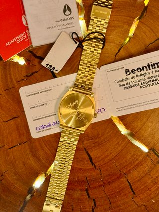 Reloj Nixon Mickey Mouse Dorado