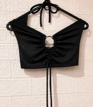 Camiseta negra con aro y cordones