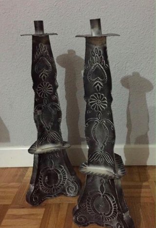 Candelabros de metal decorados