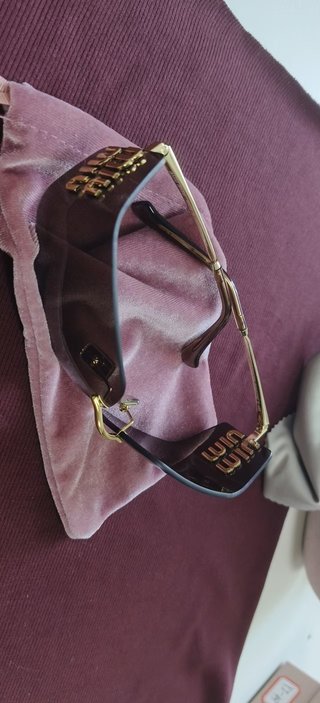 Gafas de sol Miu Miu elegantes rosa/morado