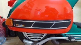 Vespa Roja y Verde con Parabrisas