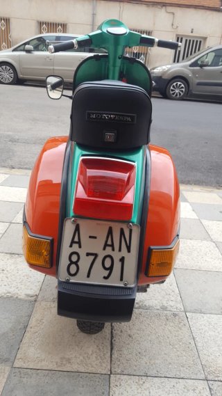 Vespa Roja y Verde con Parabrisas