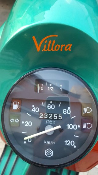 Vespa Roja y Verde con Parabrisas