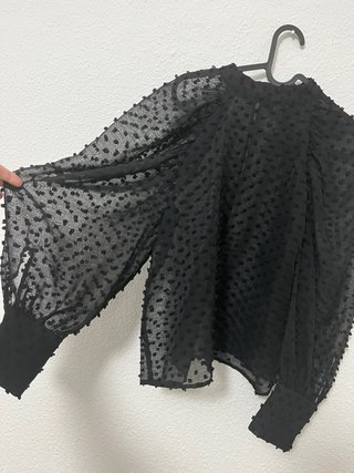 Blusa de gasa con volantes y estampado tie-dye