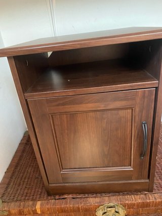 Mesa de noche de madera