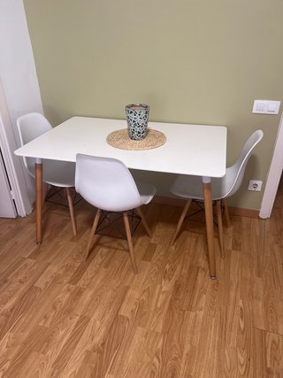 Mesa de comedor blanca y madera