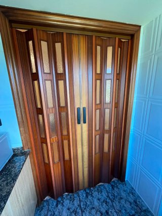 Puerta madera plegable con cristal
