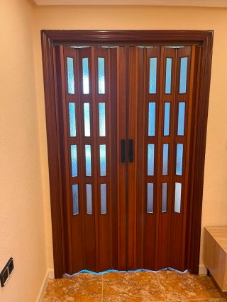 Puerta madera plegable con cristal