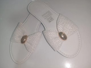 Sandalias blancas con detalle dorado