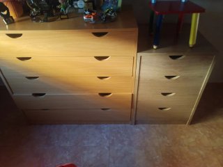 Cajonera de madera con detalles verdes