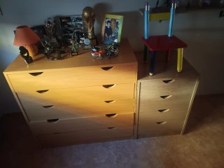 Cajonera de madera con detalles verdes