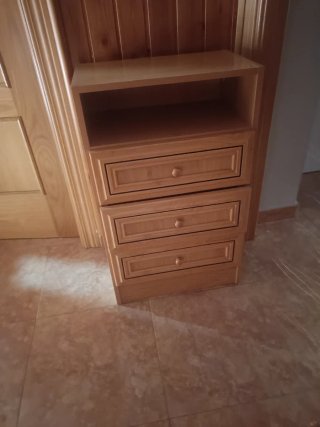 Cajonera de madera con detalles verdes