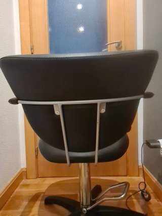 Silla de peluquería negra.