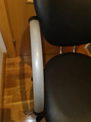 Silla de peluquería negra.