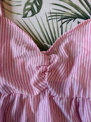 Camiseta de tirantes a rayas rosa y blanca
