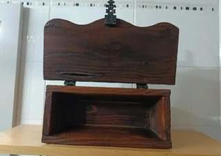 Baúl de madera con detalles metálicos