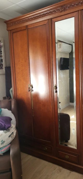 Armario de madera con espejo y cajones