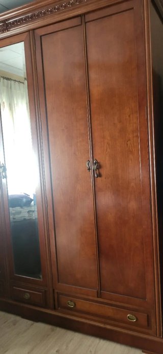 Armario de madera con espejo y cajones