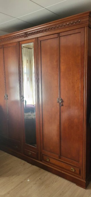 Armario de madera con espejo y cajones